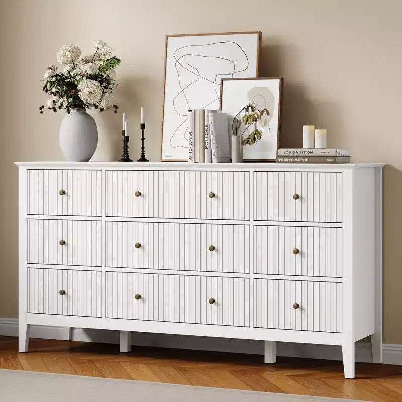 Commode à 9 tiroirs cannelée de 150 cm de large avec poignées en métal – Blanc