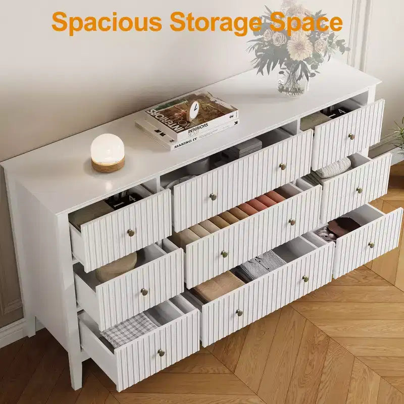 Commode à 9 tiroirs cannelée de 150 cm de large avec poignées en métal – Blanc