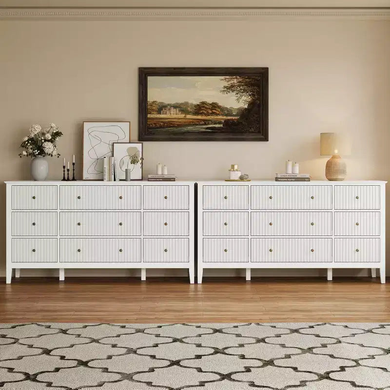 Commode à 9 tiroirs cannelée de 150 cm de large avec poignées en métal – Blanc