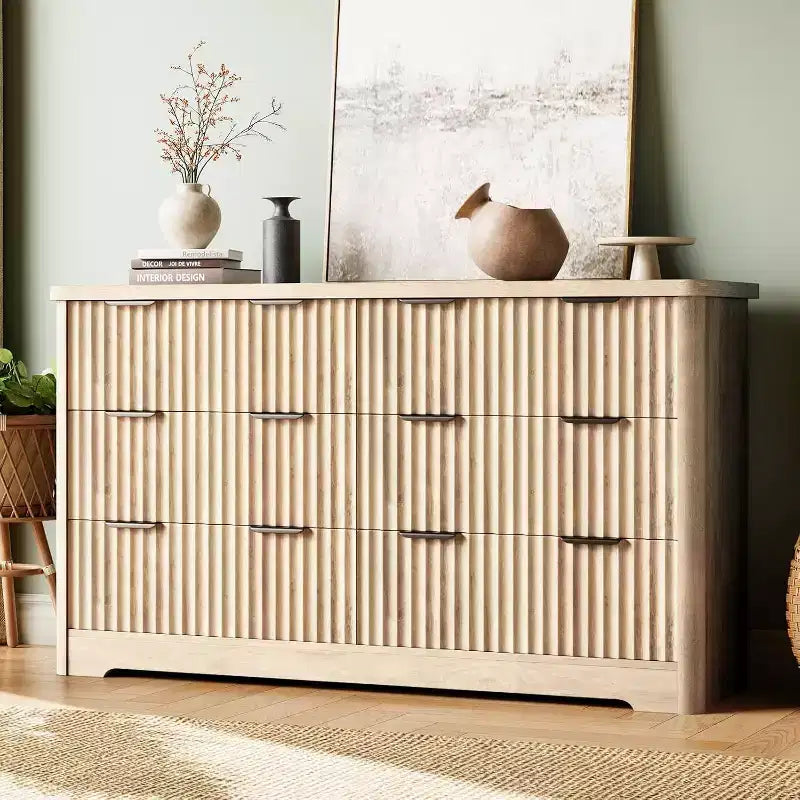 Commode à 6 tiroirs cannelés avec motif ondulé et plateau en bois massif