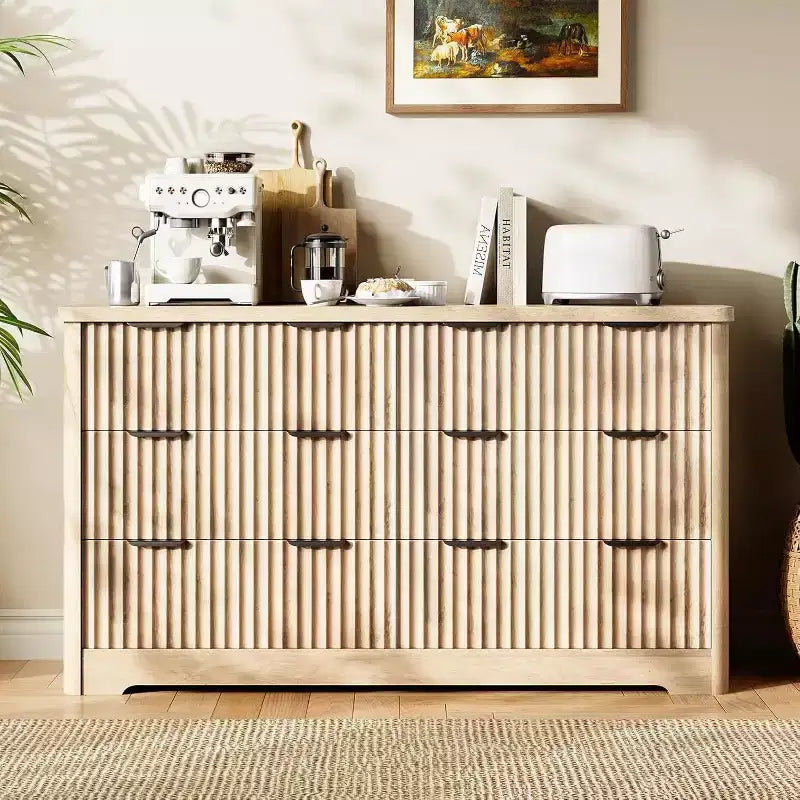 Commode à 6 tiroirs cannelés avec motif ondulé et plateau en bois massif