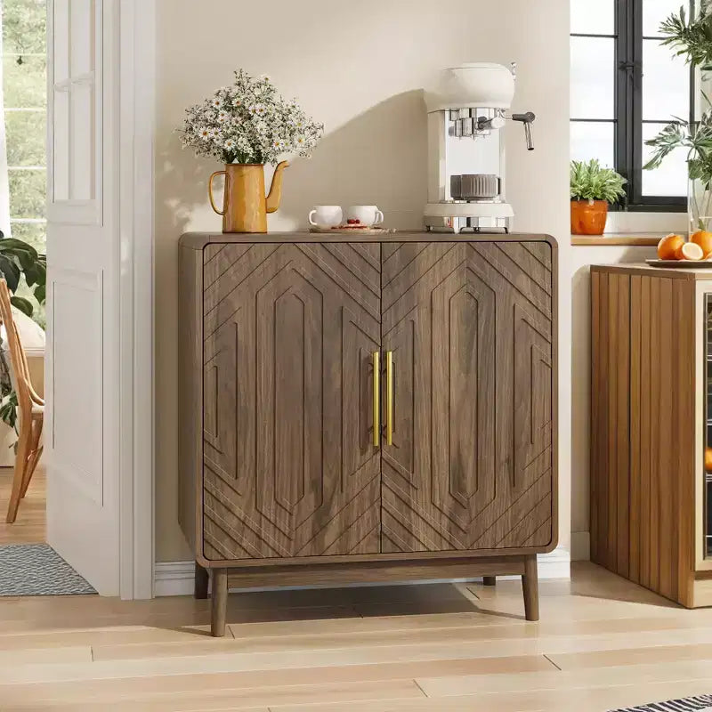 Meuble de rangement rustique en bois avec portes sculptées et étagères réglables