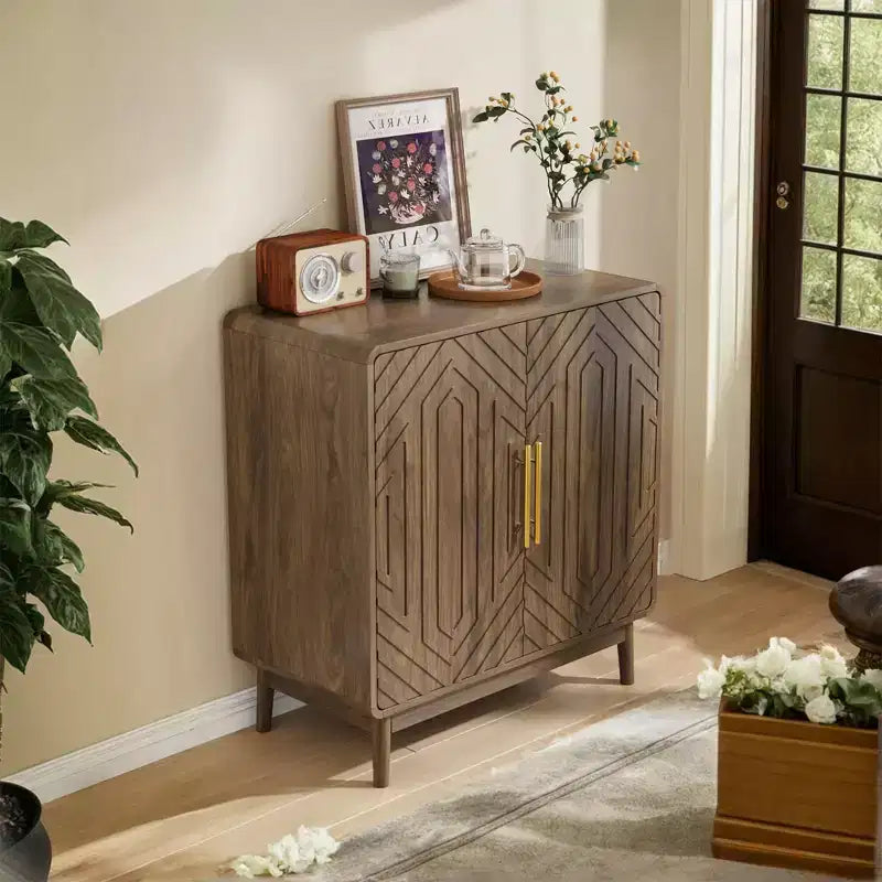 Meuble de rangement rustique en bois avec portes sculptées et étagères réglables