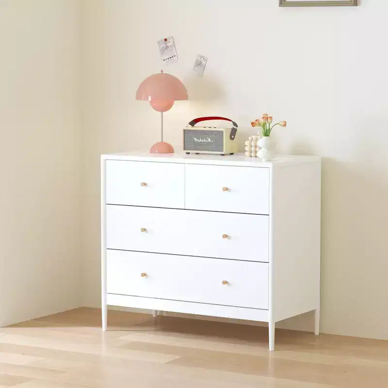 Armoire pour enfants à quatre tiroirs blanche, un meuble de rangement en bois adapté aux chambres d'enfants, aux crèches et aux placards