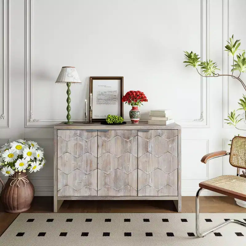 Buffet d'appoint de style rustique avec portes sculptées et rangements compartimentés