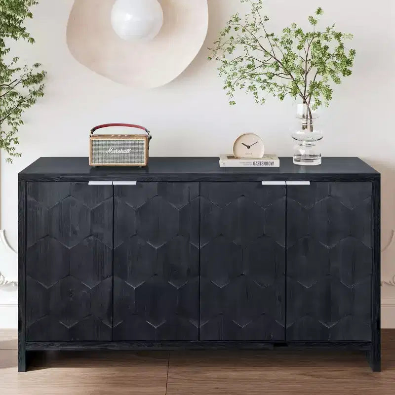 Buffet d'appoint de style rustique avec portes sculptées et rangements compartimentés