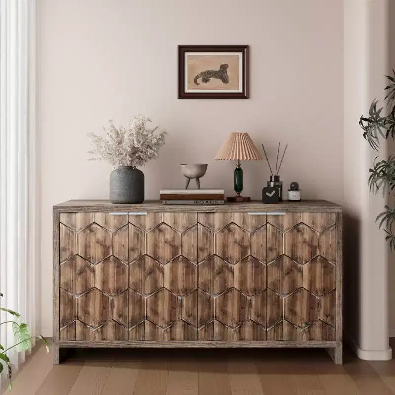 Buffet d'appoint de style rustique avec portes sculptées et rangements compartimentés