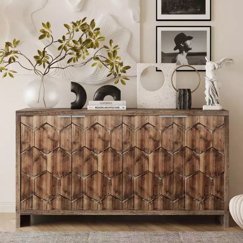 Buffet d'appoint de style rustique avec portes sculptées et rangements compartimentés