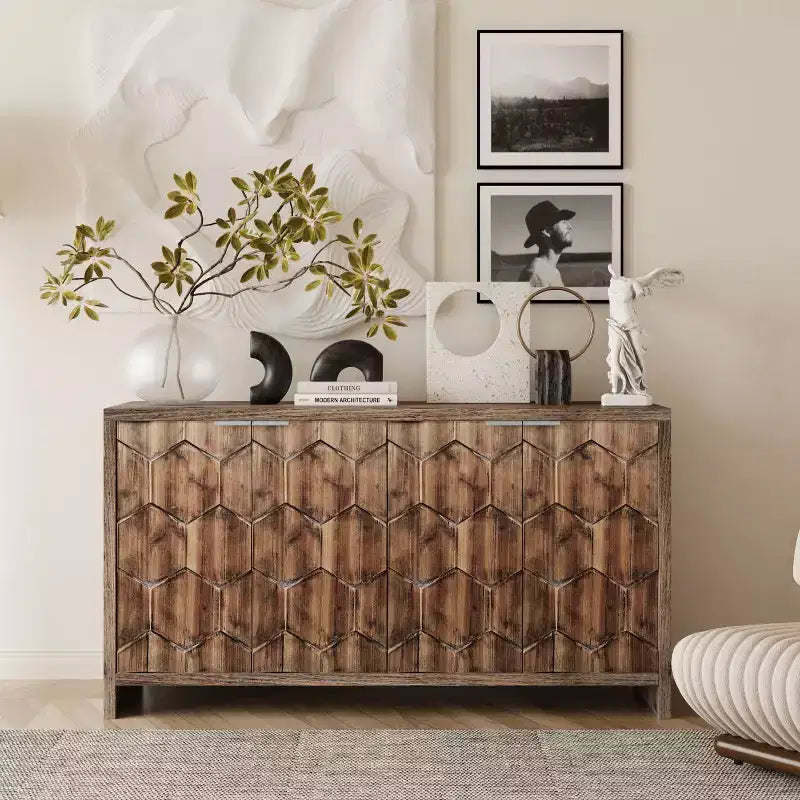 Buffet d'appoint de style rustique avec portes sculptées et rangements compartimentés