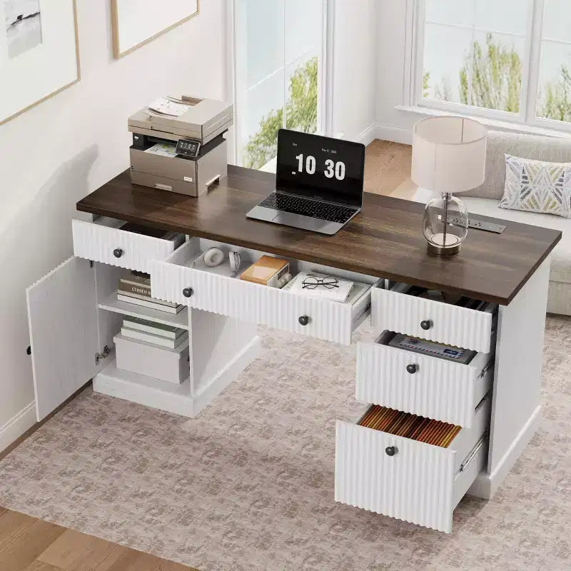 Rangement de bureau cannelé pour bureau à domicile, bureau de direction moderne de 60 pouces avec station de charge, bureau d'ordinateur en bois avec tiroirs de classement pour salle d'étude